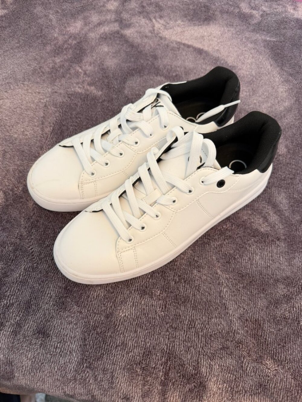 Calvin Klein Men's White Low Top Sneakers Size 10 Black Heel Accent EUC